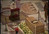 El Papa venera los restos de Juan Pablo II
