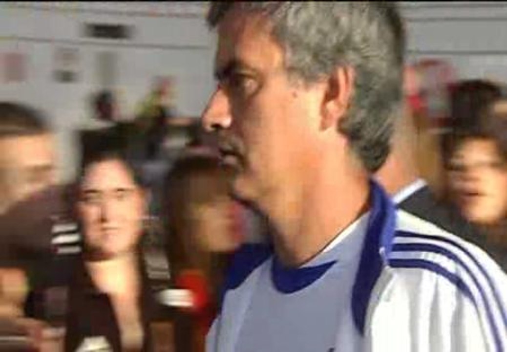 Decenas de seguidores reciben al Real Madrid a su llegada al Prat de Barcelona