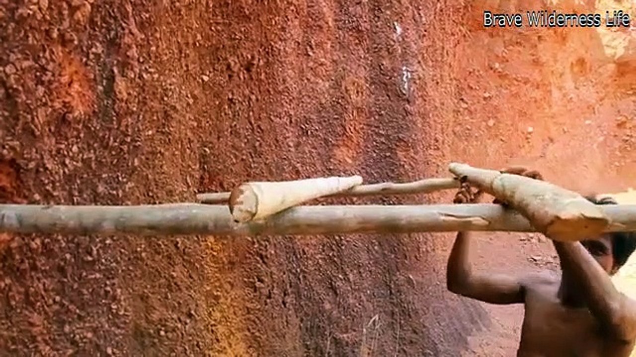 Dig the cliff to build natural swimming pool hole with greatness house