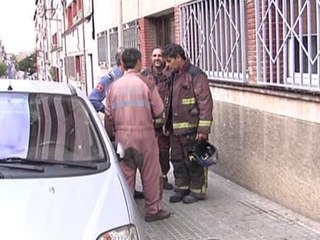 Un anciano intoxicado grave en un incendio