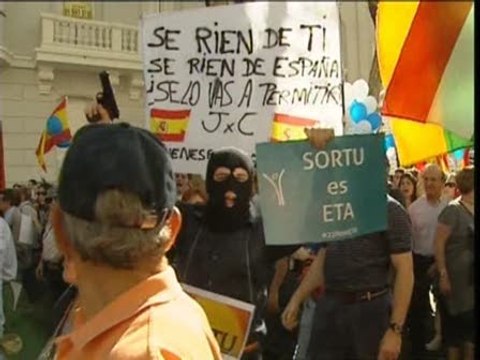 Miles de personas se manifiestan contra ETA