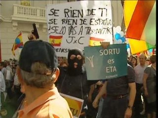 Miles de personas se manifiestan contra ETA