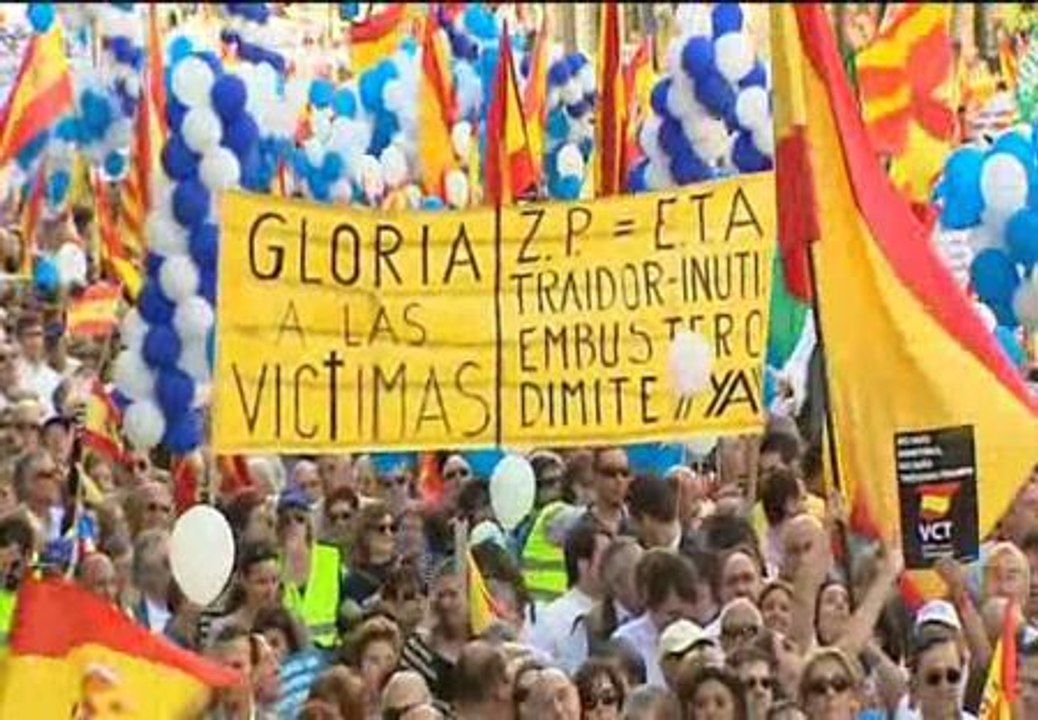 Multitudinaria manifestación de apoyo a las víctimas del terrorismo