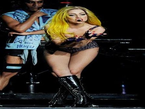 Lady Gaga se cae otra vez en un escenario