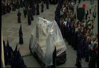 La lluvia desluce la procesión de la Vera Cruz