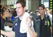 El Real Madrid es recibido por unas mil personas en el aeropuerto de Manises