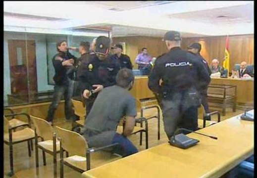 'Txapote' se enfrenta con los policías durante el juicio en la Audiencia Nacional