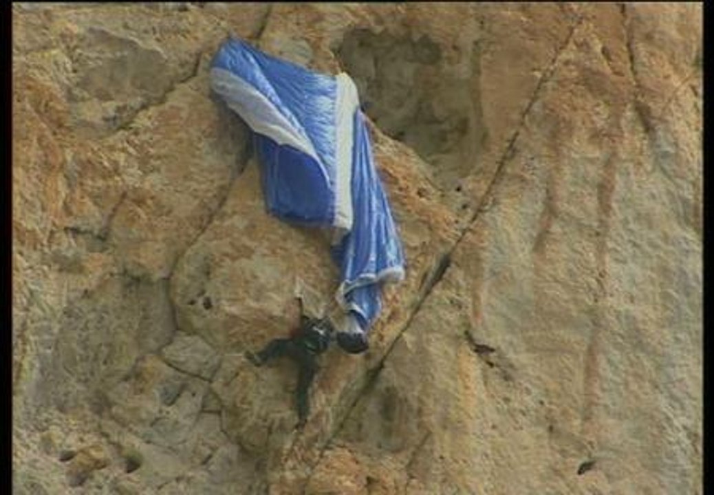 Rescatan a una parapentista atrapada en la ladera del Peñón de Ifach en Denia