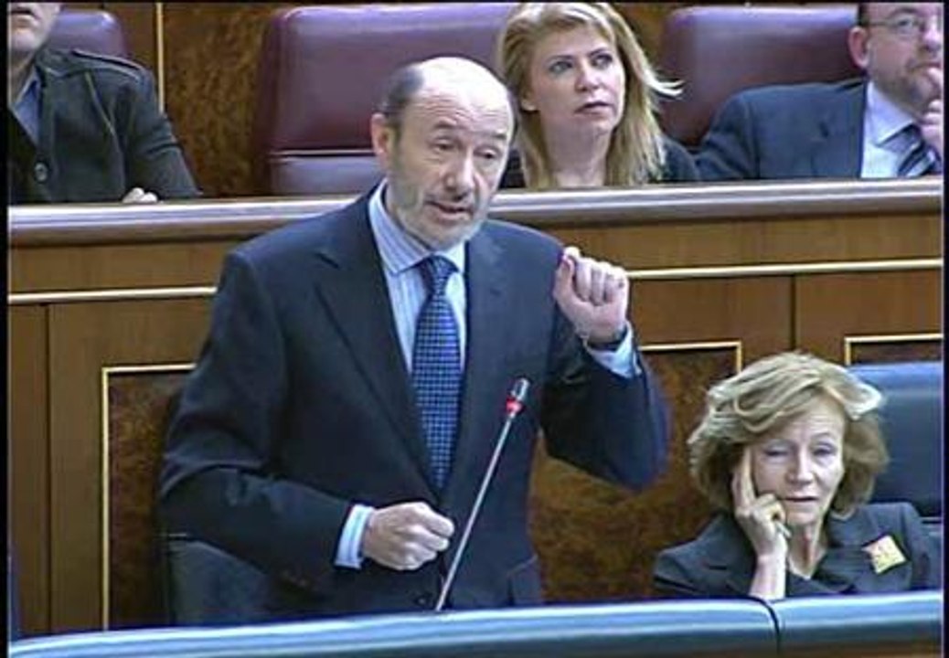 Rubalcaba: "Si hubiéramos hecho lo que decían en mayo estaríamos como Portugal"