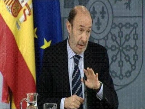 Rubalcaba insinúa que Aznar tiene el asunto de ETA atascado en las tripas