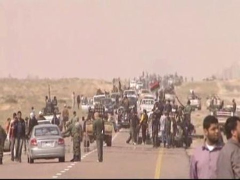 Los rebeldes huyen de Ras Lanuf