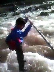 Cet enfant est vraiment motivé pour aller à l'école ! Route extrême