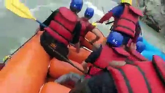 Il tombe dans les rapides pendant une sortie Rafting et manque de se noyer