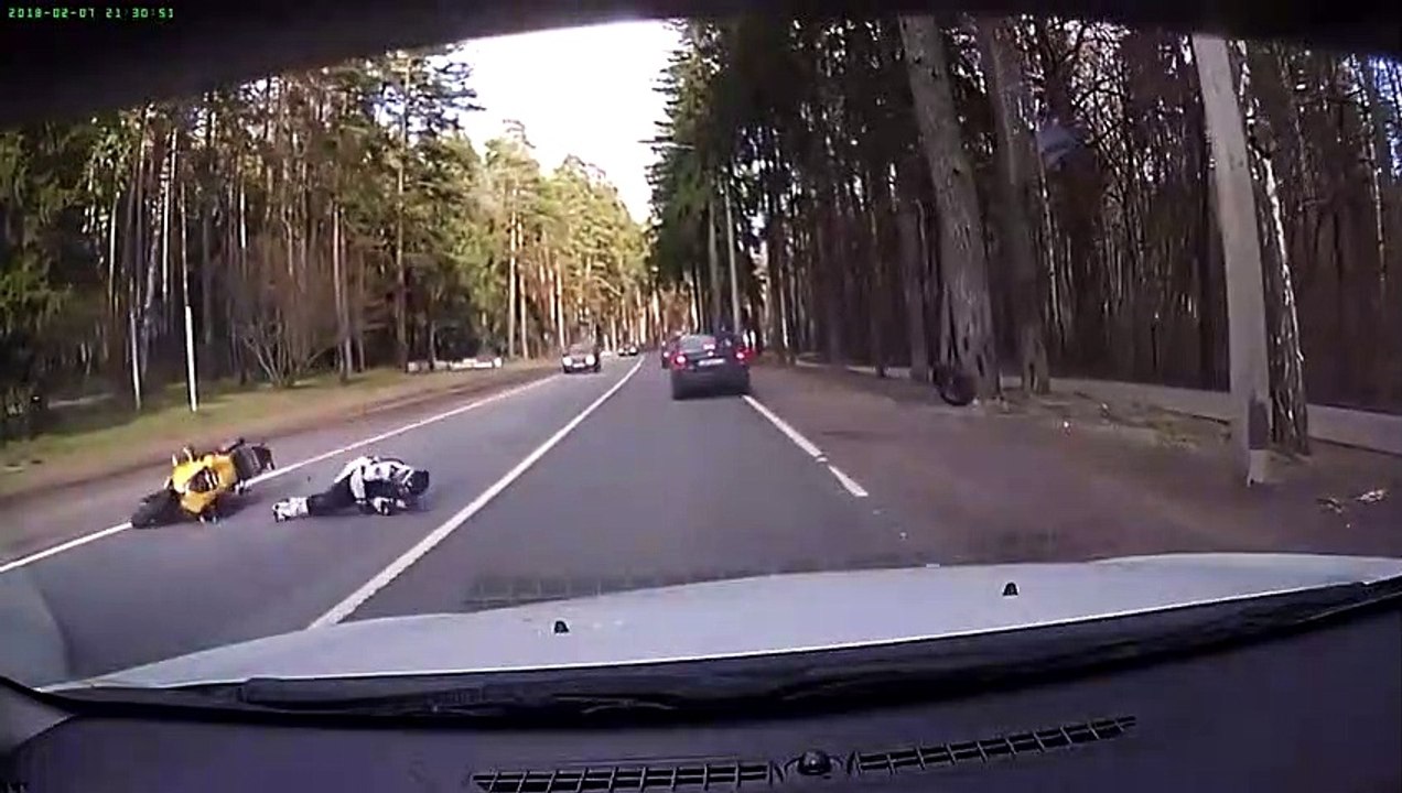 Un motard chute lourdement à cause d'un pneu... Pas de chance