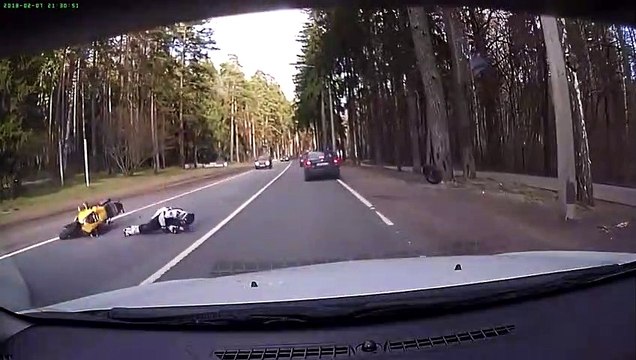 Un motard chute lourdement à cause d'un pneu... Pas de chance
