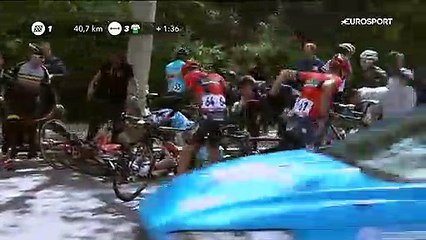 Une chute massive a laissé Bardet et Barguil à terre
