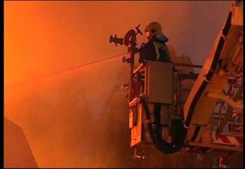 Un incendio calcina un aserradero en Pontevedra