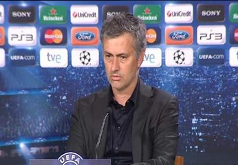 Mourinho: "No podemos forzar tarjetas, otros lo hacen y se ríen en la cara"