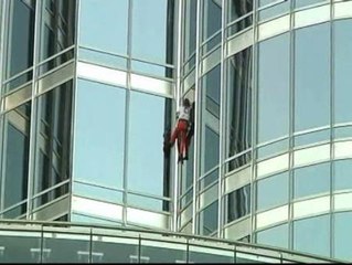 Spiderman escala un rascacielo en Dubai