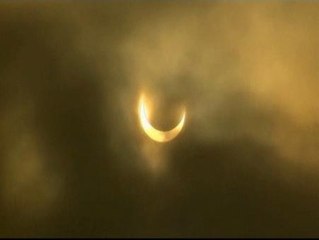 El primer eclipse solar de 2011 asombra a medio mundo