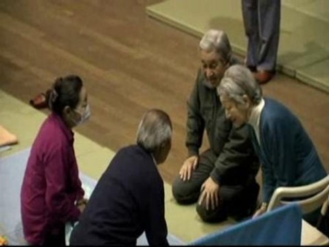 Los emperadores de Japón visitan a los damnificados