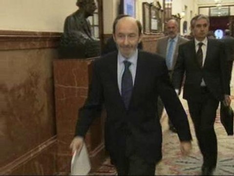 Rubalcaba se resigna a ser el centro de los dardos del PP en el Congreso