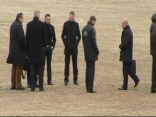 El árbitro da el visto bueno al césped de Kaunas