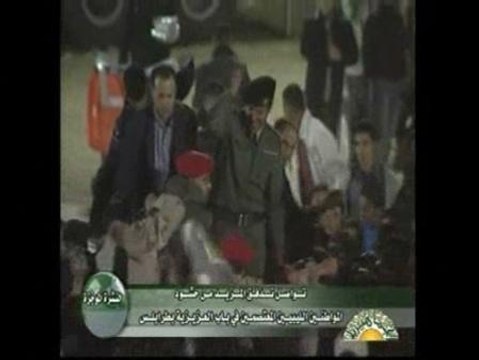 Uno de los hijos de Gadafi se da un baño de multitudes