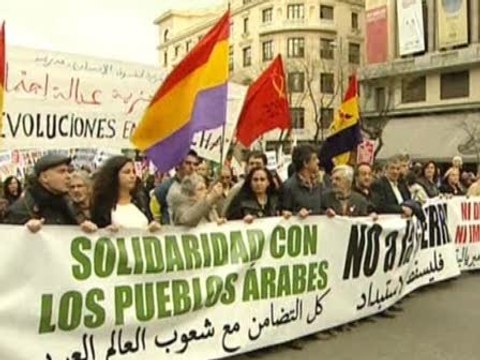 Centenares de personas se manifiestan contra la guerra