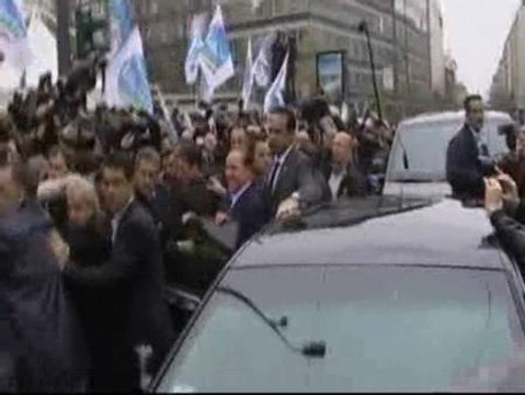 Berlusconi comparece ante un tribunal ocho años después