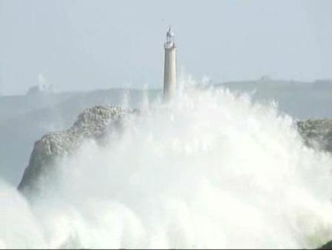 Fuertes vientos y oleaje azotan la cornisa cantábrica