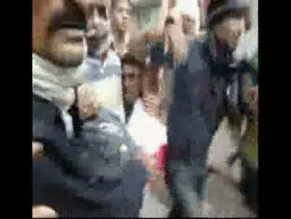 Los libios se atreven con Gadafi