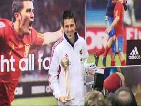 Villa recibe la 'Bota de Plata' y el 'Balón de Bronce'