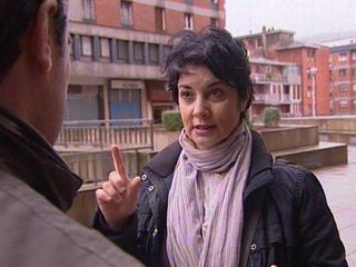 "La embajada española ha dado largas"