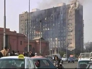 Mubarak se aferra al poder y la población sigue protestando