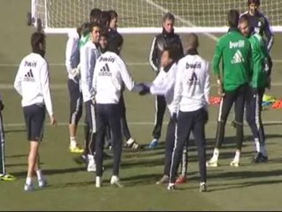 Télécharger la video: Felicitaciones a Cristiano Ronaldo tras el entrenamiento