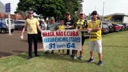 'Parabéns militares': grupo faz ato lembrando 50 anos do início do regime militar