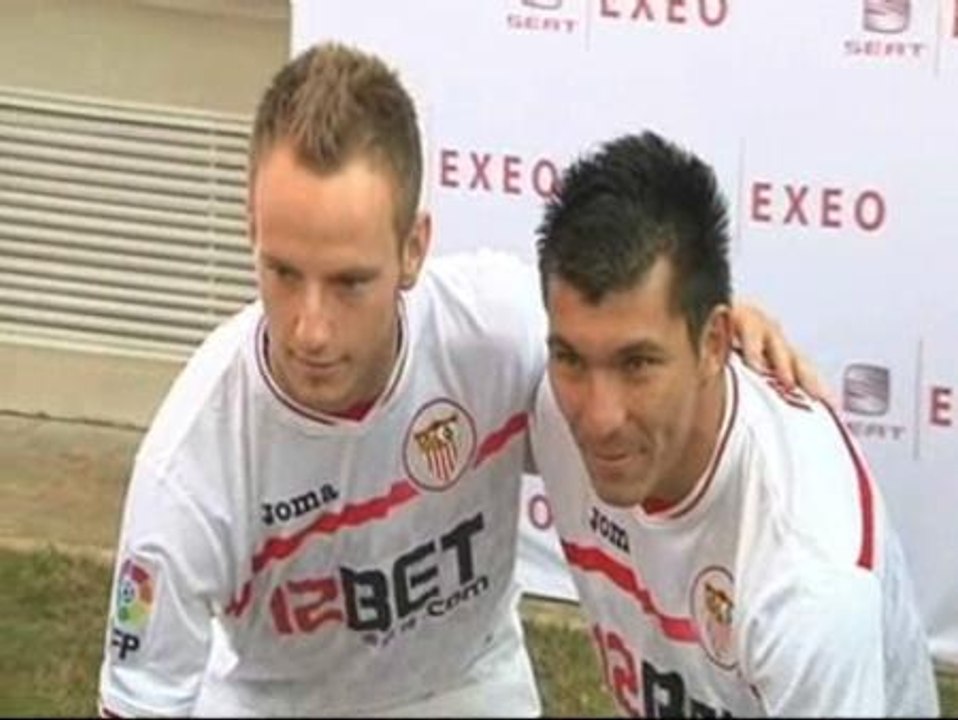 El Sevilla presenta a Medel y Rakitic