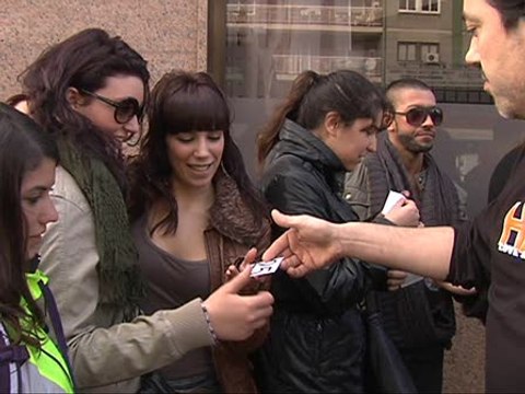 Celebran San Valentín dándose besos