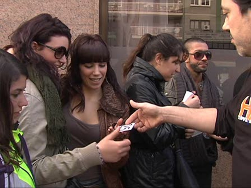 Celebran San Valentín dándose besos