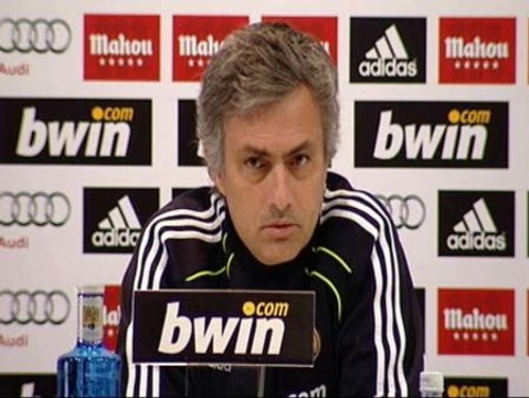 Mourinho: Soy muy mayor para recibir recados en los periódicos