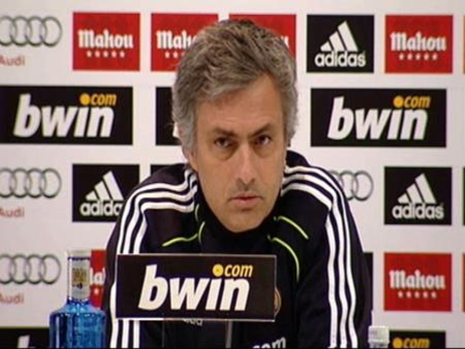 Mourinho: "Soy muy mayor para recibir recados en los periódicos"