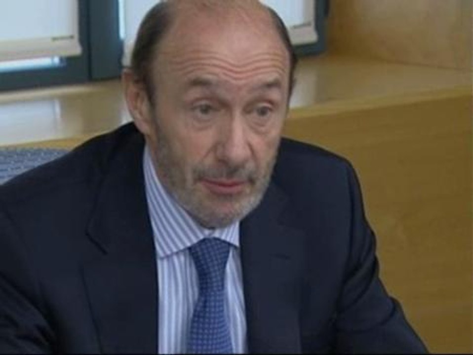 Rubalcaba: "No vamos a llorar porque Batasuna pida a ETA que deje las armas"