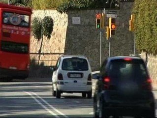 Fallecen tres jóvenes tras chocar su vehículo contra un bus nocturno en Barcelona