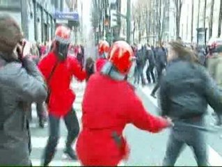 Download Video: La Ertzaintza carga en el Corte Inglés contra un grupo de piquetes