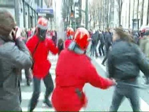 La Ertzaintza carga en el Corte Inglés contra un grupo de piquetes