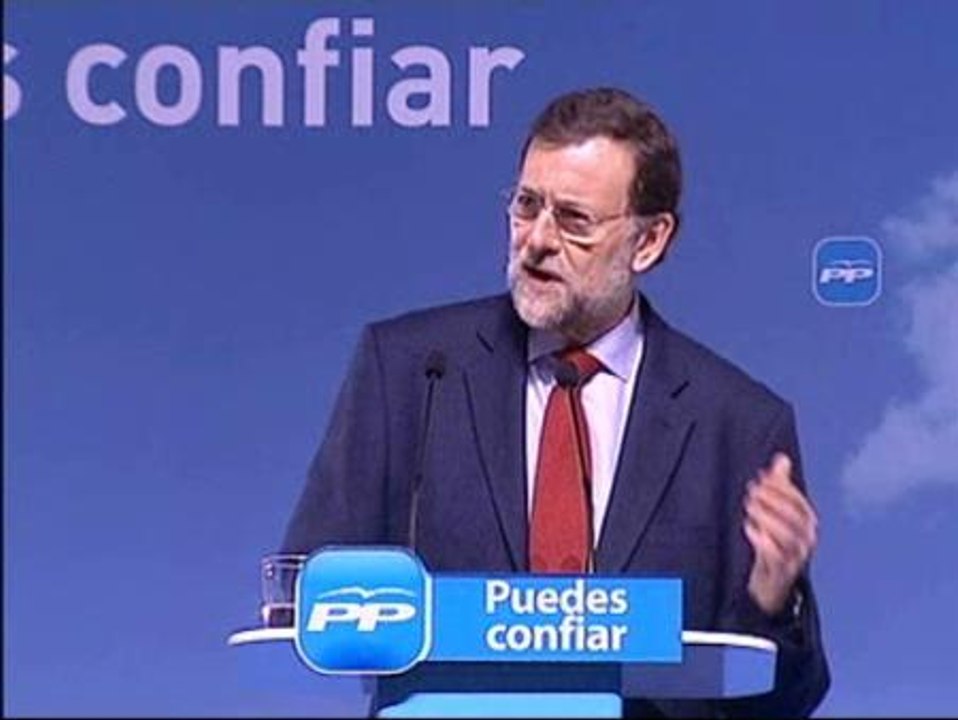 Rajoy pide a Zapatero más "explicaciones" y menos "firmas"