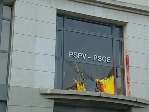 Lanzan pintura y rompen cristal en sede Psoe