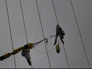 Colgando de un puente