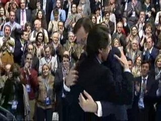 Aznar no puede hablar de la ovación